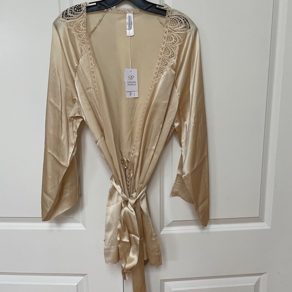 Lace-trimmed Silk-blend Satin Robe from SIMONE PÉRÈLE - Picture 2 of 9